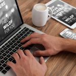 公共の場でPCやスマホを見るときプライバシーフィルターを付けるのはどうでしょう